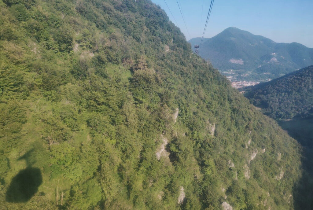 selvino hike cable car